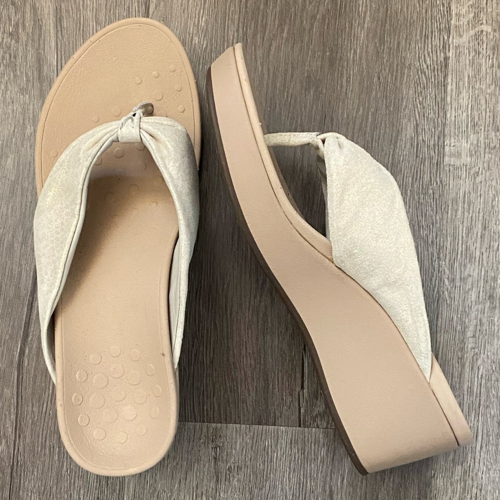 VIONIC Arabella Champagne wedge toe sandal size 9